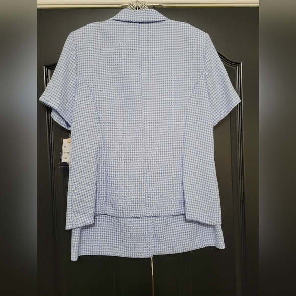 Short sleeve suit jacket with matching skirt - Picture 2 of 9